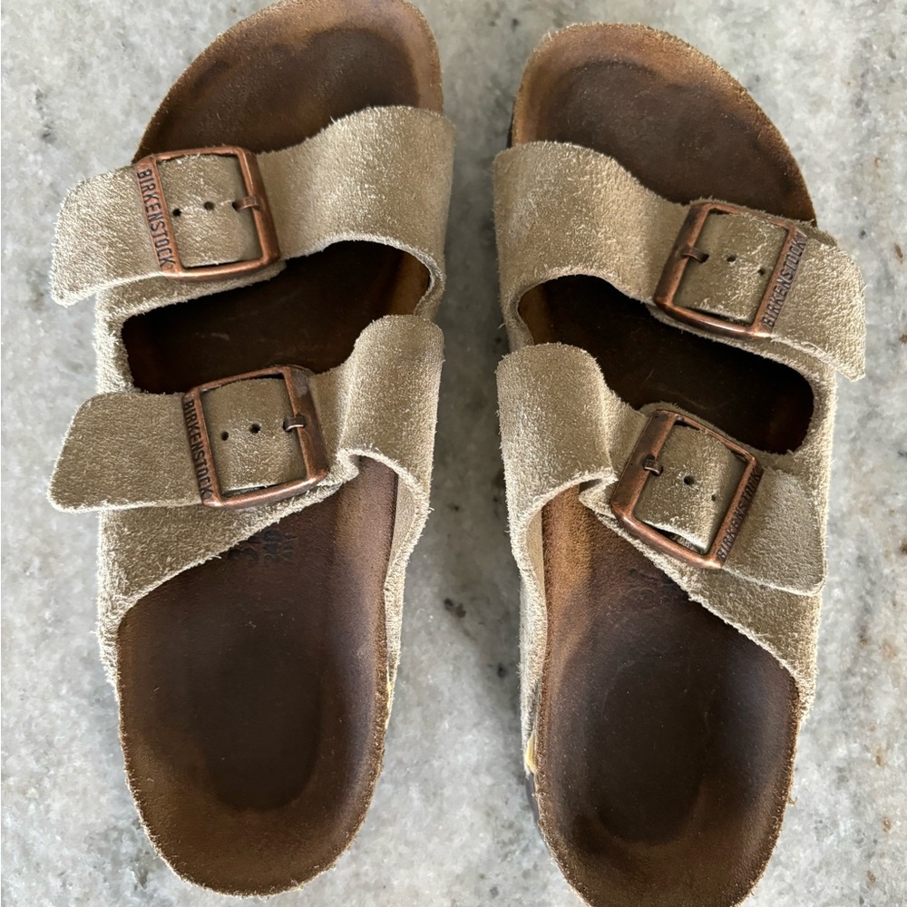 EUC!  Birkenstock Arizona sandal in neutral suede leather!
